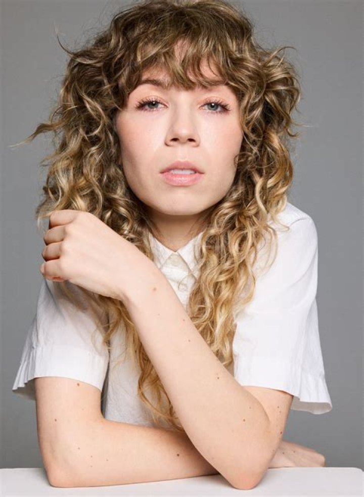 Exploring the Paradise: TMZ Jennette McCurdy in Hawaii