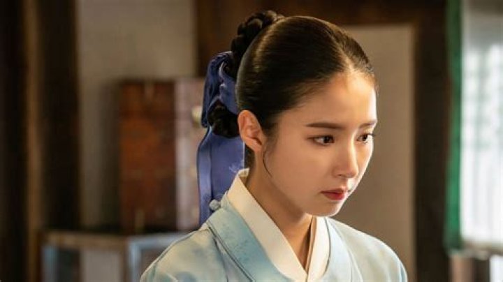Shin Se-Kyung: The Rising Star of Korean Entertainment